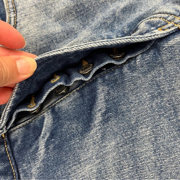 Old Navy OG Alma Clean 3” Medium Jean Shorts - Picture 7 of 7